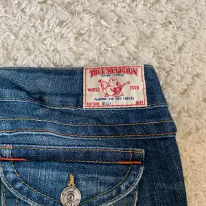 Blåa True religion jeans med lock på fickorna