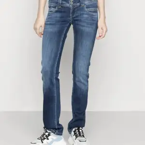 Säljer dessa jättesnygga pepe jeans  som är i nyskick. Dom är lågmidjade och straight modellen heter Venus. Jag har endast använt dom några gånger. 