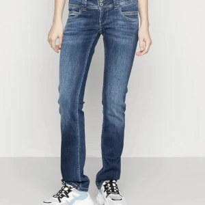 Pepe jeans  - Säljer dessa jättesnygga pepe jeans  som är i nyskick. Dom är lågmidjade och straight modellen heter Venus. Jag har endast använt dom några gånger. 