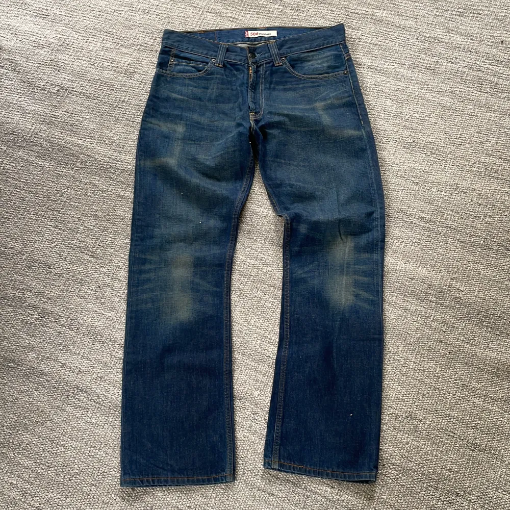 Fina 506 jeans i lite bootcut! Snygg vid fit!  Size 34/32 . Jeans & Byxor.