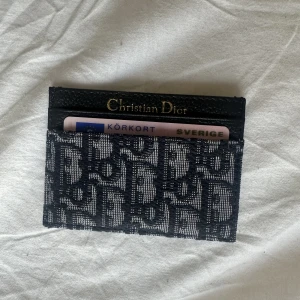 Dior oblique korthållare - En helt ny dior oblique korthållare i tyg och äkta läder.  originalpris 3860 kr men säljes för endast 499! Fraktas eller möts upp i Stockholm ❤️