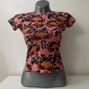 Hysteric glamour  - Fin vintage topp från märket Hysteric glamour, så sällsyn och rare. Barnstorlek men har stretch och passar definitivt bra på en XS eller S 🫶🏻