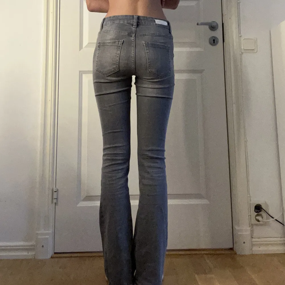 Jättefina och sköna jeans från Only i bra skick. Midjemåttet rakt över är ca 33/34cm. Innerbenslängden är ca 77cm🩷. Jeans & Byxor.