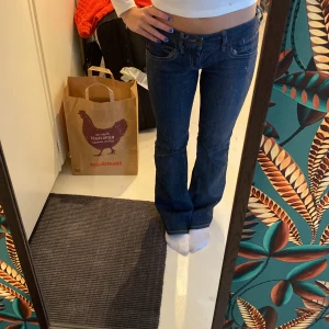 jeans - Säljer mina as snygga lågmidjade bootcut jeans då dem inte kommer till användning. Super bra skick ända är att dem är insydda i midjan men det går att ta bort. Pris kan diskuteras. Det är då en mindre storlek i midjan än vad som står eftersom dem är insyd
