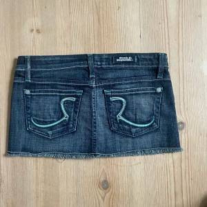 Y2k mini kjol - En mini kjol i jeans men stretchig! Low waist i bra skick. Från märket rock and republic.                              Midjemått: 37,5 cm                                                            Stl Xs-Xxs. 