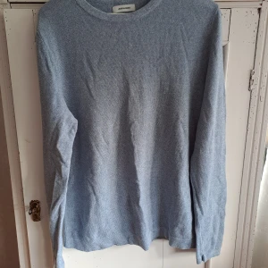 Tröja - Tunnare tröja väldigt sparsamt använd. Storlek xl, men liten i Storleken