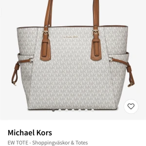 Michael kors väska  - Hej! Säljer nu min super fina Michael kors väska som är perfekt att ha till skolan och så. Väskan är använd fåtal gånger och inga defekter på väskan som syns tydligt på andra bilden, hör av er vid fler bilder eller frågor!!🤍