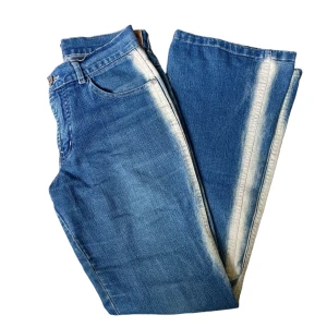 Y2k jeans  - Utsvängda jeans med blekta detaljer längst benen!