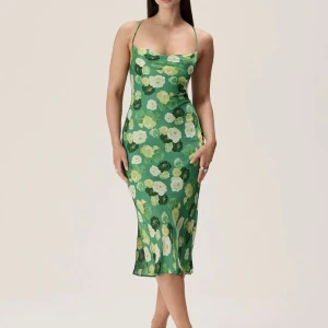 Adoore klänning - Säljer min gröna adoore klänning som är helt oanvänd med prislappen kvar. Tyvärr kom den aldrig till användning så vill sälja den vidare. Men den är verkligen super fin.