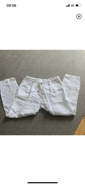 Linnebyxor  - Linnebyxor köpta i Spanien. Står ingen storlek men passar mig som har s/m. Passar även i längden på mig som är 161cm, hör av er vid frågor eller fler bilder 💕