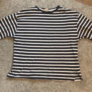 Långärmad Tröja - Säljer denna randiga fina långärmade tröja från zara! Säljer den pågrund av att den är för liten. Priset kan diskuteras.👍🏼