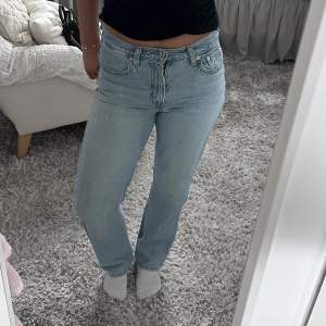 Säljer dessa jättesnygga Levis jeans i modellen loose straight⭐️De är i storlek 24 men eftersom att de är i modellen loose så passar de som 25/26 också (jag är ca 165)