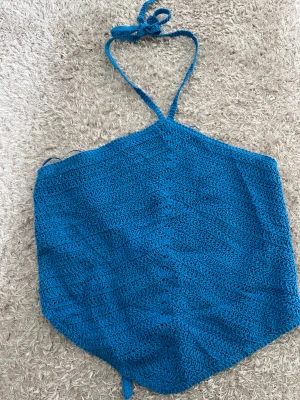 Topp med öppen rygg - Jätte fin rygglös topp från bikbok. Storlek M men passar S eftersom du knyter den så tajt du behöver.
