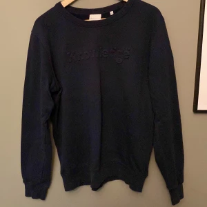 College tröja - Knappt använd. Mörkblå.