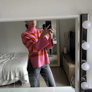 Rosa/orange stickad tröja - Superfin rosa/orange stickad tröja från Bik Bok med hög krage. Perfekt till hösten! Använd fåtal gånger, toppskick 💕Storlek XS, mer som en S.