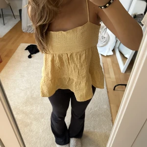 Sommartopp - Super Söt gul sommartopp i nyskick, den är aldrig använd så lappen sitter kvar, nypris 259 kr! 💛