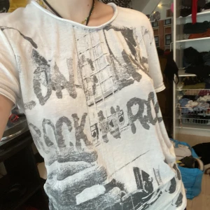 Snygg t-shirt🤍🖤 - Söt tröja i storlek m❣️