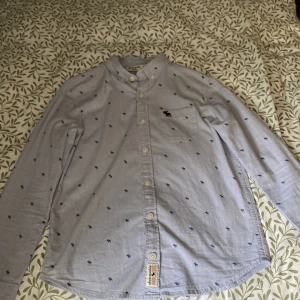 Abercrombie skjorta  - Säljer nu min Abercrombie skjorta på grund av att den är för liten för mig. 