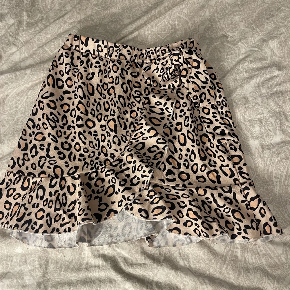 Leopard kjol med knytning i höften. Kjolar.