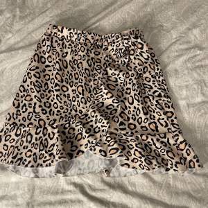 Leopard kjol med knytning i höften