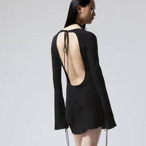 Öppen rygg - Klänning från Weekday som jag köpte på plick som tyvärr inte passade