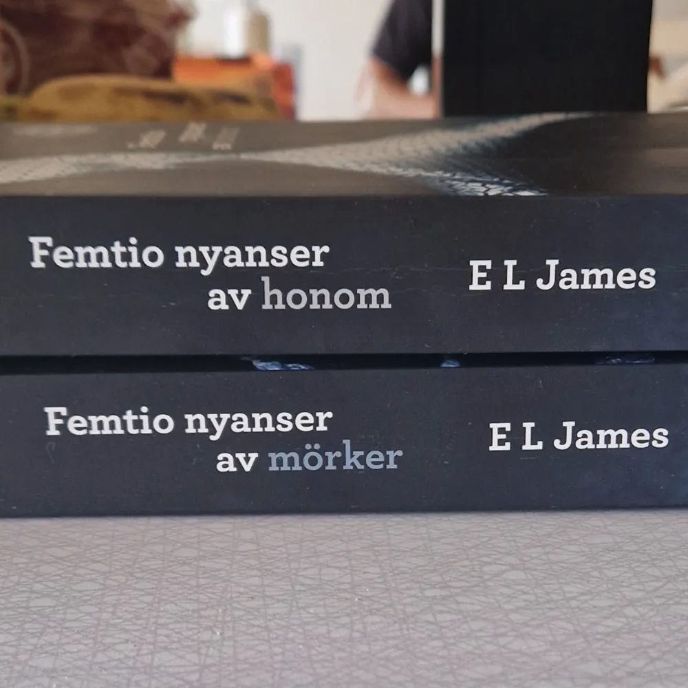 2 böcker Femtio nyanser av honom Femtio nyanser av mörker. Svensk text. I fint begagnat skick.. Övrigt.