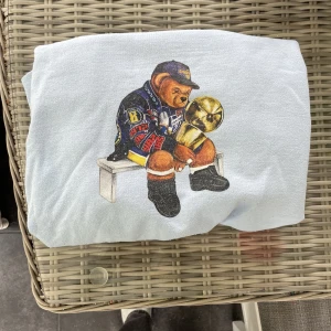 Fashion Bear (Kobe Edition) - Fashion Bear (Kobe Edition) Storlek: L Väldigt sällsynt då den var en limiterad produkt 