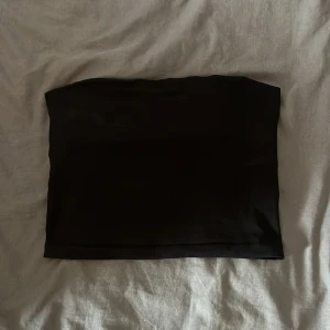 Tubtopp - Säljer mina tubtoppar då de ej kommer till användning, storlek M 💕 Säljer alla 3 för 100kr eller 1 för 40kr 💕 Skriv för fler bilder!!