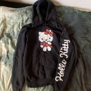 Äkta Hello Kitty hoodie från Sanrio! Köptes på asos. Det står ”Hello Kitty” på ena ärmen