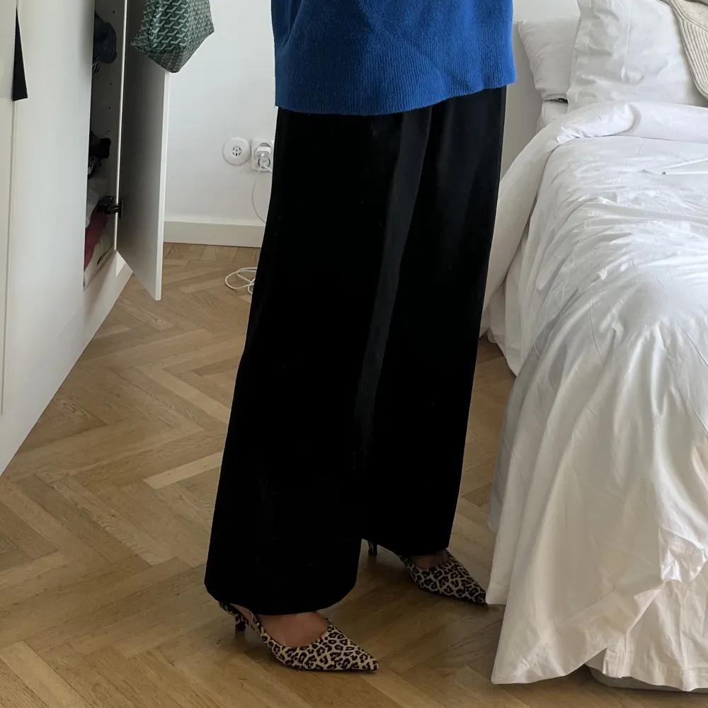 Svarta, vida och raka kostymbyxor från Zara i stl L! . Jeans & Byxor.
