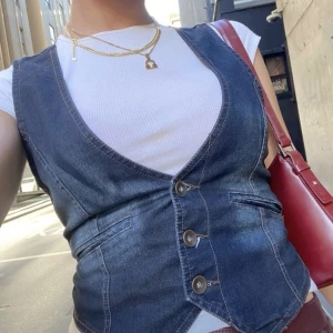 Jeans vest - Säljer denna söta jeans västen💗 Jag skulle säga att denna passar s-m, man kan själv bestämma hur tajt man vill att den ska sitta med ett litet bälte där bak på västen🫶skirv privat för att köpa. Är öppen för pris förlag vid snabbt köp. (Lånad bild).