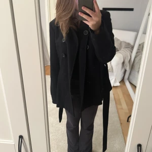 Kappa - Fin kappa som inte längre kommer till användning, perfekt till hösten. Storlek 40 men skulle säga att den är liten i storleken 💗