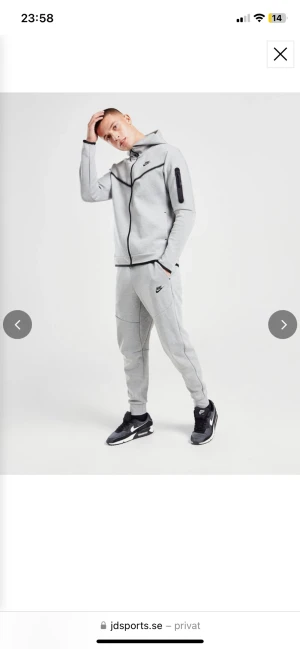 Nike tech byxor  - Säljer dessa Nike tech byxor då dom inte kommer till användning längre. Dem är äkta i strl xs, köpta på killavdelningen så dom passar både killar och tjejer. Köpta för 1000 säljer för 500