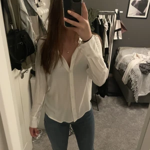 Blus - En blus/skjorta från monki i storlek 36, funkar även för 38. Nästan aldrig använd❣️