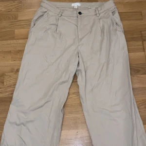 baggy jeans - Har köpt den byxan från H&M i storlek L. Den är stor och den sitter ganska långmidjar på mig. Materialet är bra och är inte genomsynlig. 250kr och priset Diskuteras.