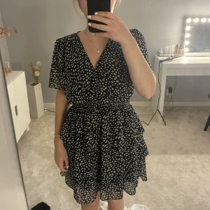 Klänning - Klänning i väldigt fint skick från Chelsea. Storlek S. Köparen står för frakten!