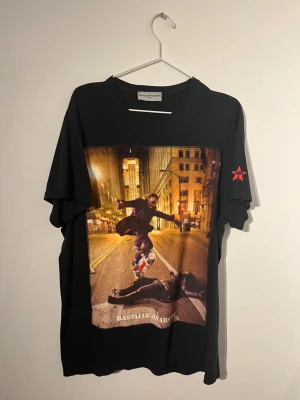 Bastille Rive Droite - Säljer nu en riktigt schysst Bastille Rive Droite T-Shirt. Knappt änvänt. Pris kan förhandlas vid snabb affär.
