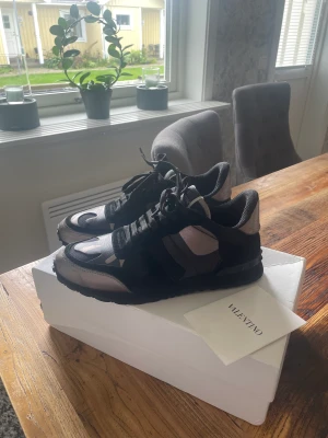 Valentino Rockrunners  - Valentino Rockrunners - Size: 40 - Condition: 8/10 några flaws - Pris: 2000kr Kommer med box! 