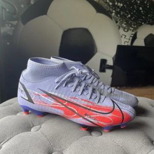Fotbollsskor  - Hej! Säljer dessa helt oanvända fotbollskor från Nike. Jag säljer dom då dom tyvärr var för små och ej gick att lämna tillbaka. Modell: Nike Fotbollsskor Mercurial Superfly VIII Academy MG. Nypris: 1099 kr