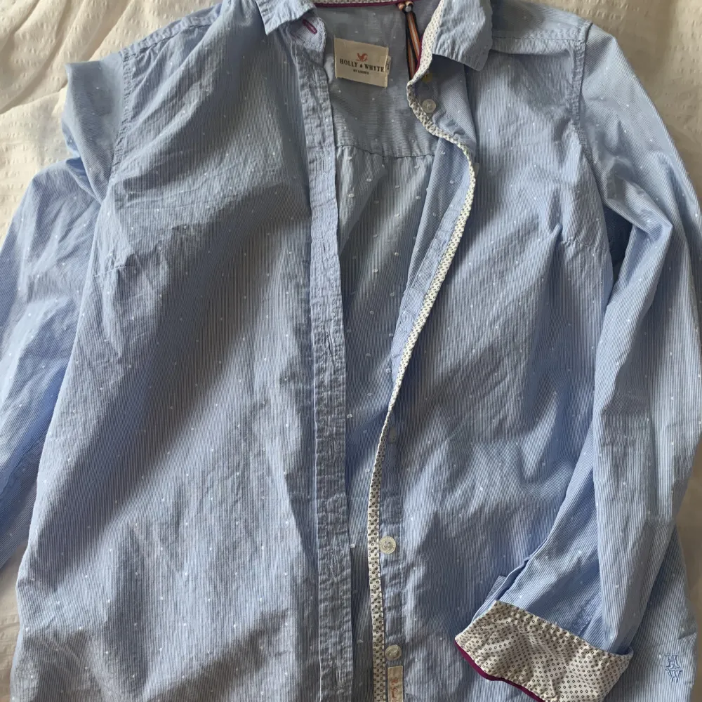 så fin och unik skjorta från Holly&White by Lindex, små prickar med flera fina detaljer, stl 38 men sitter snyggt på mig som är en s! använd men i superbra skick💕nypris 499kr säljer för 95kr. Skjortor.