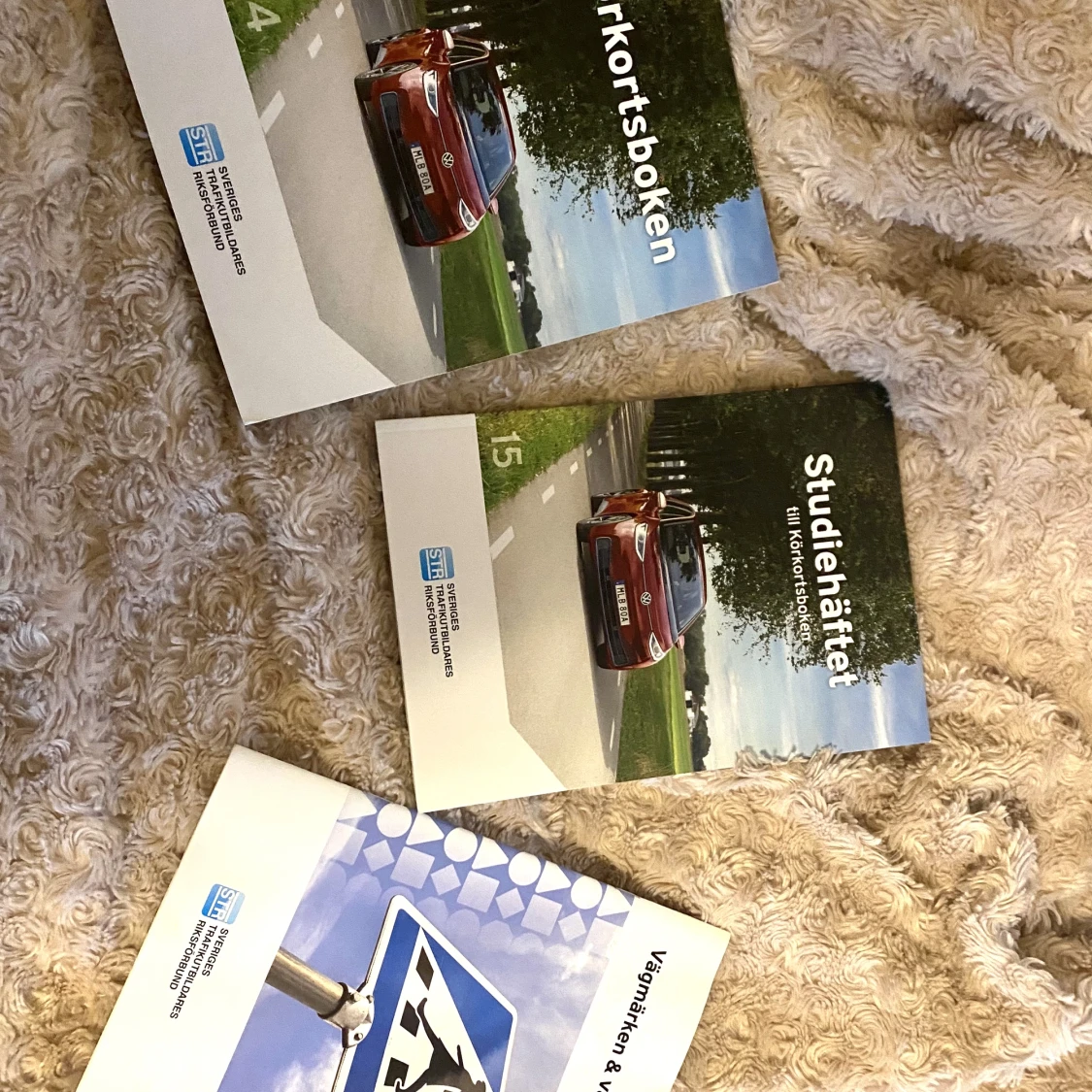 Körkortsboken, studiehäftet och vägmärken