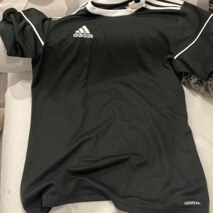 Adidas tränings tröja  - Ordinarie pris 560kr säljs för 300kr 