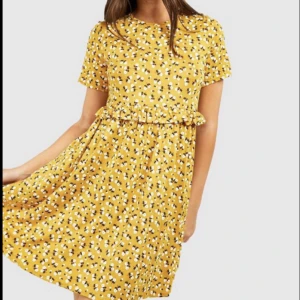 Klänning - Från: Boohoo Namn: Ditsy floral smock dress Färg: senapsgul Nypris: 150kr Ser ut som på modellen fast utan volangen i midjan.  Säljer för att det inte va min stil. Aldrig använd. 