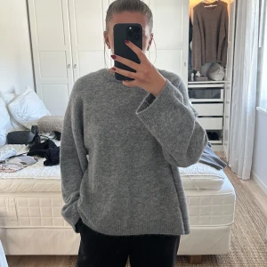 Arket stickad tröja - Stickad tröja från Arket i alpackablandning. Strl L 🩶