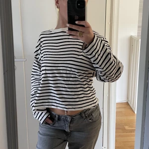 Tröja  - Skön tröja i storlek XL, dock mindre i storlek! Använd få gånger:) 