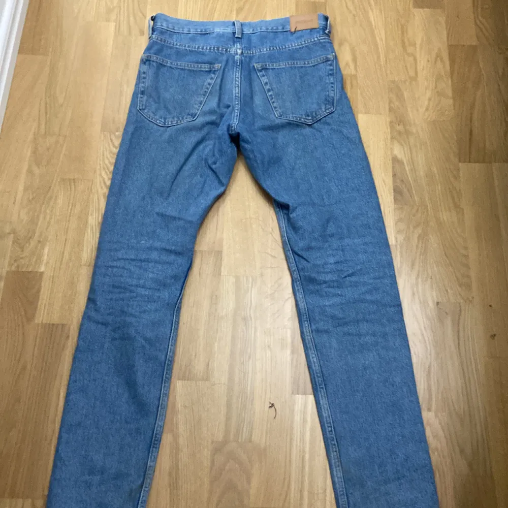 Pin Mid Straight Jeane ifrån Weekday i färgen blå. Endast använt fåtal gånger så jeansen är väldigt bra skick. Storlek: 27/32, Nypris: 590kr. Jeans & Byxor.