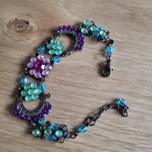 Armband blommor strass  - Armband med blommor av strass i olika färger 