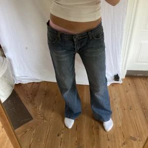 Lågmidjade jeans  - Midjemått- 44 cm (rätt över)  Inerbenslängd- 77 cm  Jag är 170 cm men som ni ser är dem lite förstora för mig.   Inga defekter Och du kan använda köp nu! 💕