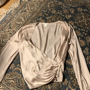 Blus 👚  - Beige rosa blus i silkes material