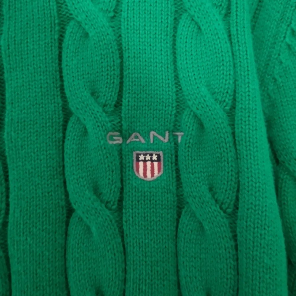 Snygg grön Kabelstickad tröja från GANT i gott skick. Håller värme bra och perfekt till hösten och vintern.. Stickat.